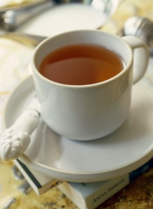 Viel Flüssigkeit spült Harnsäure aus dem Körper. Tee unterstützt dabei besonders. gefunden auf: https://www.was-ist-gicht.de/ernaehrung.html